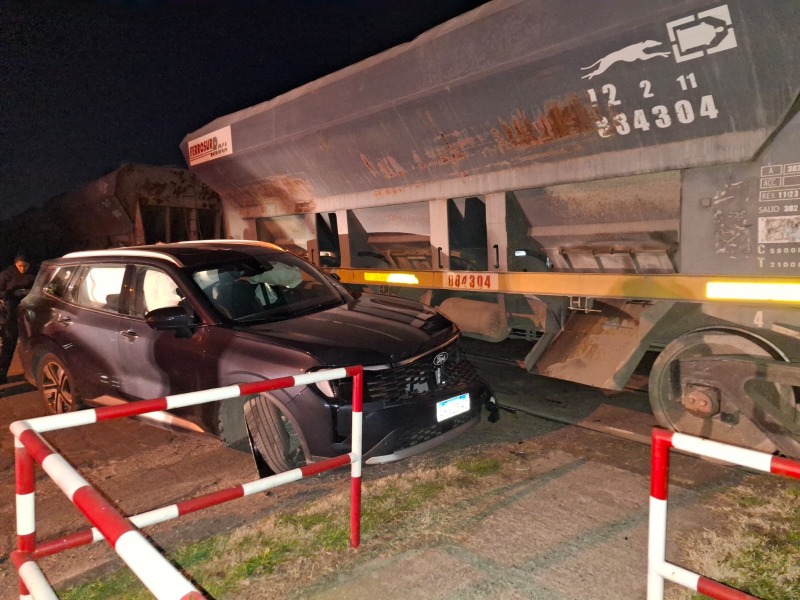 Una camioneta choc� contra un tren de carga: no hubo heridos